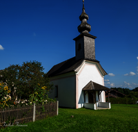 fileadmin/roha/images_galerie/orte_landschaft/Saaldorf/KKKM-SAALD-MOOS-0001-08-D-roha-Kirche-Saaldorf-Moosen-Zaun-Garten.png