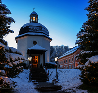 fileadmin/roha/images_galerie/orte_landschaft/Oberndorf_-_Oesterreich/OBERND-STILL-OESTERR-0034-1632-D-roha-Oberndorf-Oesterreich-Stille-Nacht-Kapelle-Weihnachten.png