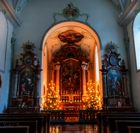 fileadmin/roha/images_galerie/orte_landschaft/Salzburg/Kolleg-Plain-Sebast-Franzis-Mich/SA-MICH-KIR-0002-D-roha-Salzburg-Michaelskirche-Weihnachten.png