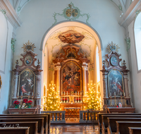 fileadmin/roha/images_galerie/orte_landschaft/Salzburg/Kolleg-Plain-Sebast-Franzis-Mich/SA-MICH-KIR-0002-D-roha-Salzburg-Michaelskirche-Weihnachten.png