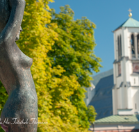 fileadmin/roha/images_galerie/orte_landschaft/Salzburg/Mirabell-Zwergerlgarten/SA-MIRA-GART-FIG-0006-D-roha-Salzburg-Mirabell-Garten-Figur-Bronze-Dame-Kirche.png