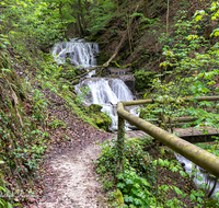 fileadmin/roha/images_galerie/wege/WEGE-TEIS-VERS-WAS-FA-0005-D-roha-Weg-Teisendorf-Verschoenerungsweg-Wald-Wasserfall.png