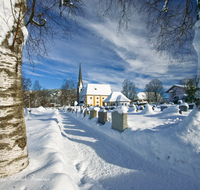 fileadmin/roha/images_galerie/orte_landschaft/Inzell/INZ-FRAU-KIR-0014-D-roha-Inzell-Frauenkirche-Winter-Friedhof-Birke.png