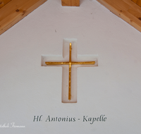 fileadmin/roha/images_galerie/kirche_religion/Ainring/KKKM-AINR-ANTONIUS-0022-D-roha-Antoniuskapelle-Kreuz-Gold.png