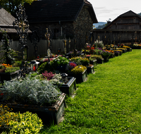 fileadmin/roha/images_galerie/kirche_religion/Lessach-oesterreich/KKKM-LESS-0003-D-roha-Lessach-Friedhof-Grab.png