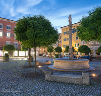 fileadmin/roha/images_galerie/orte_landschaft/Laufen/LAUF-STADT-MAR-PL-NA-0001-2139-D-roha-Laufen-Marienplatz-Brunnen-Nacht.png