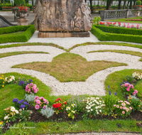 fileadmin/roha/images_galerie/orte_landschaft/Salzburg/Mirabell-Zwergerlgarten/SA-MIRA-GART-0006-3-2-D-roha-Salzburg-Mirabell-Schloss-Garten-Blumenrabatte-Statue.png