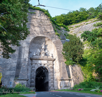 fileadmin/roha/images_galerie/orte_landschaft/Salzburg/Fassaden_und_Details/SA-NEUT-0009-D-roha-Salzburg-Neutor-Moenchsberg.png