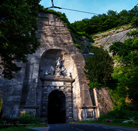 fileadmin/roha/images_galerie/orte_landschaft/Salzburg/Fassaden_und_Details/SA-NEUT-0009-D-roha-Salzburg-Neutor-Moenchsberg.png