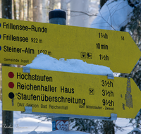 fileadmin/roha/images_galerie/orte_landschaft/Inzell/WEGE-WINT-FRIL-0004-D-roha-Weg-Winter-Frillensee-Inzell-Schnee-Wald-Schild.png