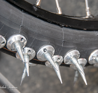 fileadmin/roha/images_galerie/Freizeit-Sport/Eisspeedway/SPO-EIS-SPEED-INZ-0020-2018-1300-D-roha-Sport-Eisspeedway-Inzell-Max-Aicher-Arena-Spikes.png