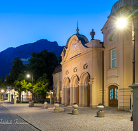 fileadmin/roha/images_galerie/orte_landschaft/Bad_Reichenhall/BAD-REI-KURH-NA-0004-D-roha-Bad-Reichenhall-Altes-Kurhaus-Nacht-Hochstaufen.png