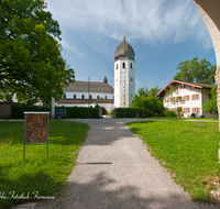 fileadmin/roha/images_galerie/orte_landschaft/Chiemsee/CHIE-FRAU-0008-2-Droha-Chiemsee-Fraueninsel-Frauenwoerth-karolingische-Torhalle-Kirche-Turm.png