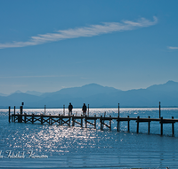 fileadmin/roha/images_galerie/stimmung-Sonne/CHIE-STEG-0009-D-roha-Chiemsee-Steg-Malerwinkel-Wanderer-Stimmung-Gegenlicht.png