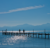 fileadmin/roha/images_galerie/stimmung-Sonne/CHIE-STEG-0009-D-roha-Chiemsee-Steg-Malerwinkel-Wanderer-Stimmung-Gegenlicht.png