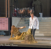 fileadmin/roha/images_galerie/orte_landschaft/Salzburg/Jedermann/2017/SA-KU-JEDERM-2017-2209-03-D-roha-Salzburg-Festspiele-Jedermann-Theater-Moretti-Mammon.png