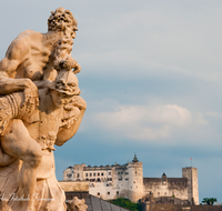 fileadmin/roha/images_galerie/orte_landschaft/Salzburg/Mirabell-Zwergerlgarten/SA-MIRA-GART-0009-3-D-roha-Salzburg-Mirabell-Schloss-Garten-Figuren-Festung-Hohensalzburg.png