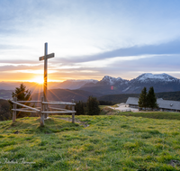 fileadmin/roha/images_galerie/stimmung-Sonne/Sonnenaufgang/SON-AU-STOISS-A-0002-0742-3-D-roha-Sonnenaufgang-Stoisser-Alm-Teisenberg.png