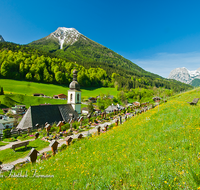 fileadmin/roha/images_galerie/orte_landschaft/Berchtesgaden/Ramsau/BGD-RA-FRIEDH-0006-D-roha-Berchtesgaden-Ramsau-Friedhof-Kirche-Reiter-Alpe-Blumenwiese-Zwiebelturm.png