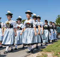 fileadmin/roha/images_galerie/orte_landschaft/Teisendorf/Neukirchen/Trachtenfest-Neukirchen-2019/BR-FEST-NEUK-TRACH-2019-08-11-1217-01-D-roha-Brauchtum-Fest-Neukirchen-Trachtenverein-Festzug.png