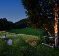 fileadmin/roha/images_galerie/kirche_religion/Anger/KKKM-ANG-FUERM-0056-D-m-roha-Gipfel-Weg-Kreuz-Anger-Fuermann-Alm-Sonnenaufgang.png