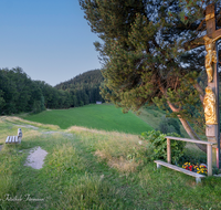 fileadmin/roha/images_galerie/kirche_religion/Anger/KKKM-ANG-FUERM-0056-D-m-roha-Gipfel-Weg-Kreuz-Anger-Fuermann-Alm-Sonnenaufgang.png