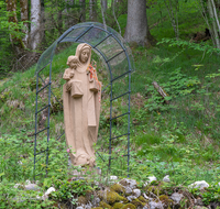 fileadmin/roha/images_galerie/kirche_religion/Berchtesgaden/KKKM-BGD-ALM-0030-D-roha-Statue-Mutter-Gottes-Maria-Almbachklamm-Untersberg.png