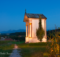 fileadmin/roha/images_galerie/kirche_religion/Waging/KKKM-WAG-TACH-0004-D-roha-Martl-Kapelle-Waging-Taching-blaue-Stunde-Weg.png