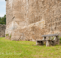 fileadmin/roha/images_galerie/orte_landschaft/Tittmoning/TITTM-BURG-0019-D-roha-Tittmoning-Burg-Mauer-Bank.png