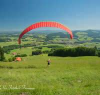 fileadmin/roha/images_galerie/orte_landschaft/Anger/Anger/AN-PAN-FUER-GL-1027-01-D-roha-Anger-Panorama-Fuermann-Alm-Gleitschirmflieger.png