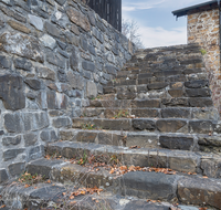 fileadmin/roha/images_galerie/orte_landschaft/Teisendorf/Achthal/TEI-ACHT-IND-0014-D-roha-Teisendorf-Achthal-Industrie-Mauer-Treppe.png