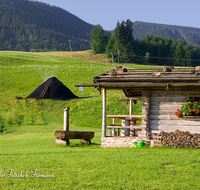 fileadmin/roha/images_galerie/orte_landschaft/Teisendorf/Neukirchen/TEI-NEUK-KOEHL-0001-D-roha-Neukirchen-Kohlenmeiler-Brauchtum-Huette.png