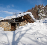 fileadmin/roha/images_galerie/orte_landschaft/Anger/Anger/AN-HOEGL-0005-D-roha-Anger-Strobl-Alm-Schmiede-Sandstein-Winter-Schnee.png