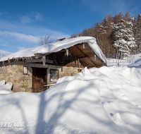 fileadmin/roha/images_galerie/orte_landschaft/Anger/Anger/AN-HOEGL-0005-D-roha-Anger-Strobl-Alm-Schmiede-Sandstein-Winter-Schnee.png