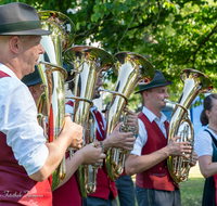 fileadmin/roha/images_galerie/orte_landschaft/Teisendorf/Gaufest-GauverbandI-Freitag14.-Sonntag23.Juli2023/BR-GAUFEST-TEIS-2023-2-1704-1-D-roha-2-Tracht-Gaufest-Teisendorf-Standkonzert-Musikkapelle.png