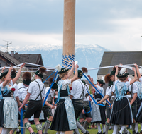 fileadmin/roha/images_galerie/brauchtum/Maibaum/Anger-Hoeglwoerth/BR-MAIB-ANG-2017-1623-02-D-roha-Brauchtum-Maibaum-Anger-Bandltanz.png