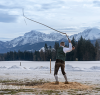 fileadmin/roha/Interessantes-in-Kurzform/BR-SCHNA-TEI-1433-01-2019-D-R-roha-Brauchtum-Schnalzen-Teisendorf-Wimmern-Winter-Schnee.png