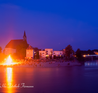 fileadmin/roha/images_galerie/brauchtum/Sonnwendfeuer/BR-SONNW-LAUF-0011-01-D-roha-Brauchtum-Sonnwend-Feuer-Sunnawendhansl-Laufen-Salzachschleife-Stiftskirche-Steg.png