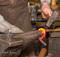 fileadmin/roha/images_galerie/arbeit_technik/Handwerk/HAN-SCHMIED-0047-D-roha-Handwerk-Schmied-Hammer-Feuer-Zange.png