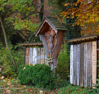 fileadmin/roha/images_galerie/kirche_religion/Teisendorf/KKKM-TEIS-PUN-0010-04-D-roha-Wegkreuz-Teisendorf-Punschern-Totenbretter.png