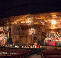 fileadmin/roha/images_galerie/orte_landschaft/Salzburg/Advents-Christkindlm/SA-KU-ADVENTS-2015-2024-01-D-roha-Salzburg-Weihnachten-Adventsingen-Buehne-Festspielhaus.png