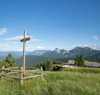 fileadmin/roha/images_galerie/orte_landschaft/Stoisser-Alm/TEI-STO-0020-04-D-roha-Teisendorf-Anger-Stoisseralm-Hochstaufen-Zwiesel-Gipfel-Kreuz.png