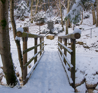 fileadmin/roha/images_galerie/kirche_religion/Ainring-Kreuzweg/KKKM-AINR-KR-03-0012-01-1-D-roha-Kreuzweg-Ainring-Kirche-Wald-Steg-Winter-Schnee.png