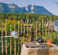 fileadmin/roha/images_galerie/Zaun-Bank/LANDA-ZAUN-INZ-HOLZ-0001-D-roha-Landart-Garten-Zaun-Giesskanne-Brunnen-Inzell.png