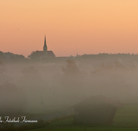 fileadmin/roha/images_galerie/orte_landschaft/Laufen/LAUF-LEOB-0002-D-roha-Laufen-Leobendorf-Sonnenaufgang-Stimmung-Stadel-Haarmoos.png