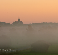 fileadmin/roha/images_galerie/orte_landschaft/Laufen/LAUF-LEOB-0002-D-roha-Laufen-Leobendorf-Sonnenaufgang-Stimmung-Stadel-Haarmoos.png