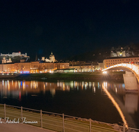 fileadmin/roha/images_galerie/brauchtum/Weihnachten/Christkindlmarkt-Salzburg/SA-ALTST-NACHT-MAK-0003-D-roha-Salzburg-Altstadt-Festung-Makartsteg-Nacht-Weihnachten-Salzach.png