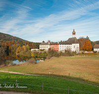 fileadmin/roha/images_galerie/orte_landschaft/Anger/Hoeglwoerth/AN-HOE-0058-D-roha-Anger-Hoeglwoerth-Herbst-See-Kloster.png