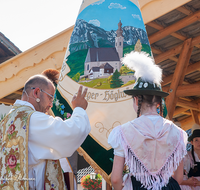 fileadmin/roha/images_galerie/orte_landschaft/Anger/Anger-Trachten-Musik-Fest/BR-FEST-ANG-MUS-TRACH-2018-08-19-1034-02-D-roha-Brauchtum-Fest-Anger-Trachtenverein-Musikkapelle-Festaltar.png