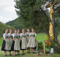 fileadmin/roha/images_galerie/brauchtum/Tracht/BR-TRACH-PID-DIR-0028-D-roha-Brauchtum-Tracht-Piding-Staufenecker-Dirndl-Fuermann-Alm-Kreuz.png